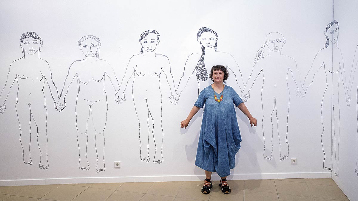 La artista posa ante los dibujos que aparecen en la última de las dependencias de la Sala Provincia del ILC. | VICENTE GARCÍA