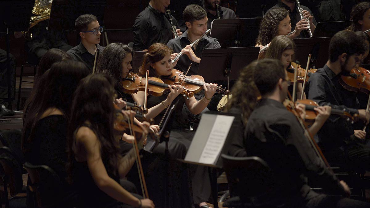 Algunos de los componentes de la Joven Orquesta Leonesa protagonizan este martes su ya tradicional concierto estival en el Auditorio. | MAURICIO PEÑA