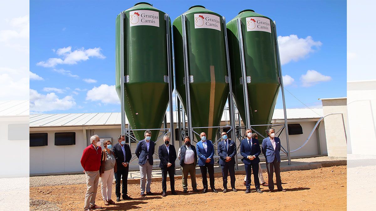 Las autoridades posan ante los silos de alimentación junto con el promotor de Granjas Camis (tercero por la derecha), Alejandro Tutú. | ICAL Las autoridades posan ante los silos de alimentación junto con el promotor de Granjas Camis (tercero por la derecha), Alejandro Tutú. | ICAL
