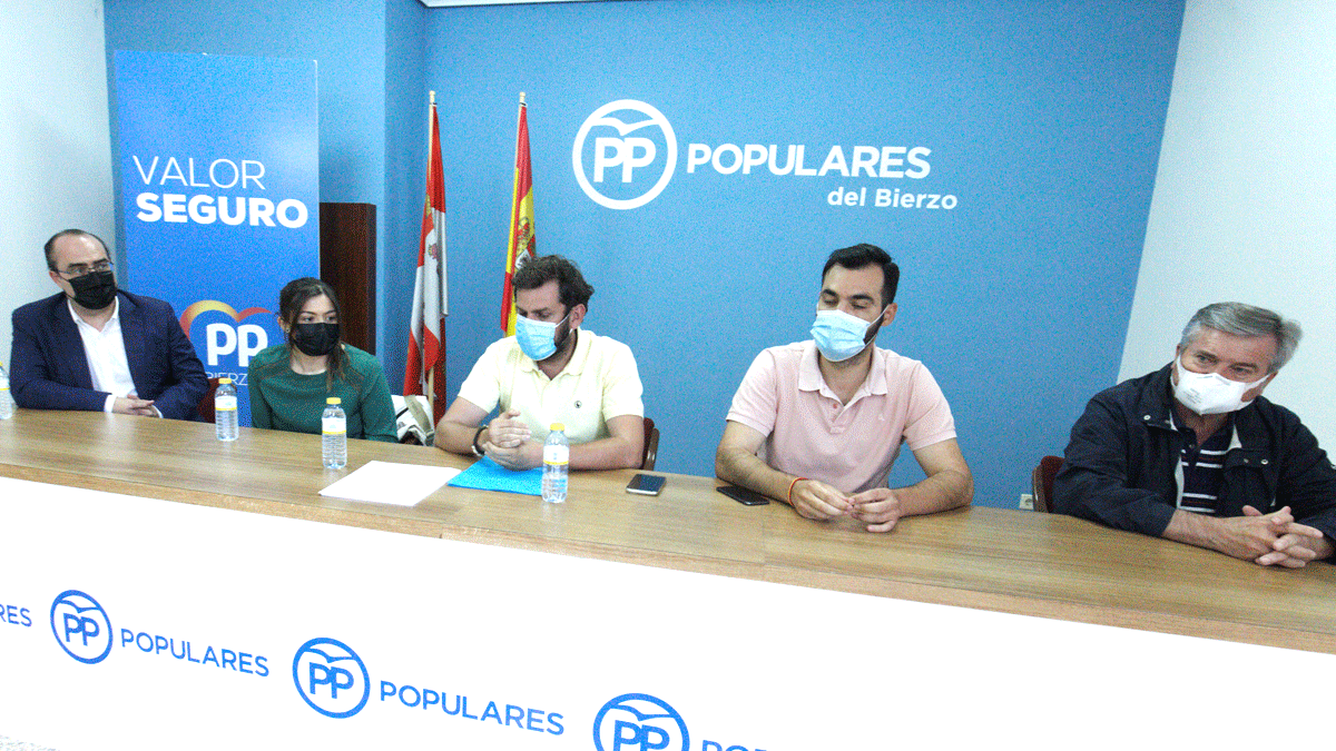 Marco Morala, Beatriz Coelho, Javier Santiago, David Fernández y Raúl Valcarce, en rueda de prensa. | C.S. (Ical)