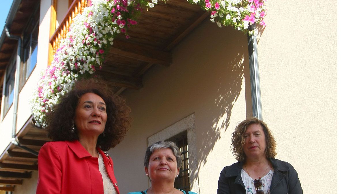 María Milagros Álvarez (C), junto a Gloria Merayo (I) y María Antonia Gancedo (D).| CÉSAR SÁNCHEZ (ICAL)