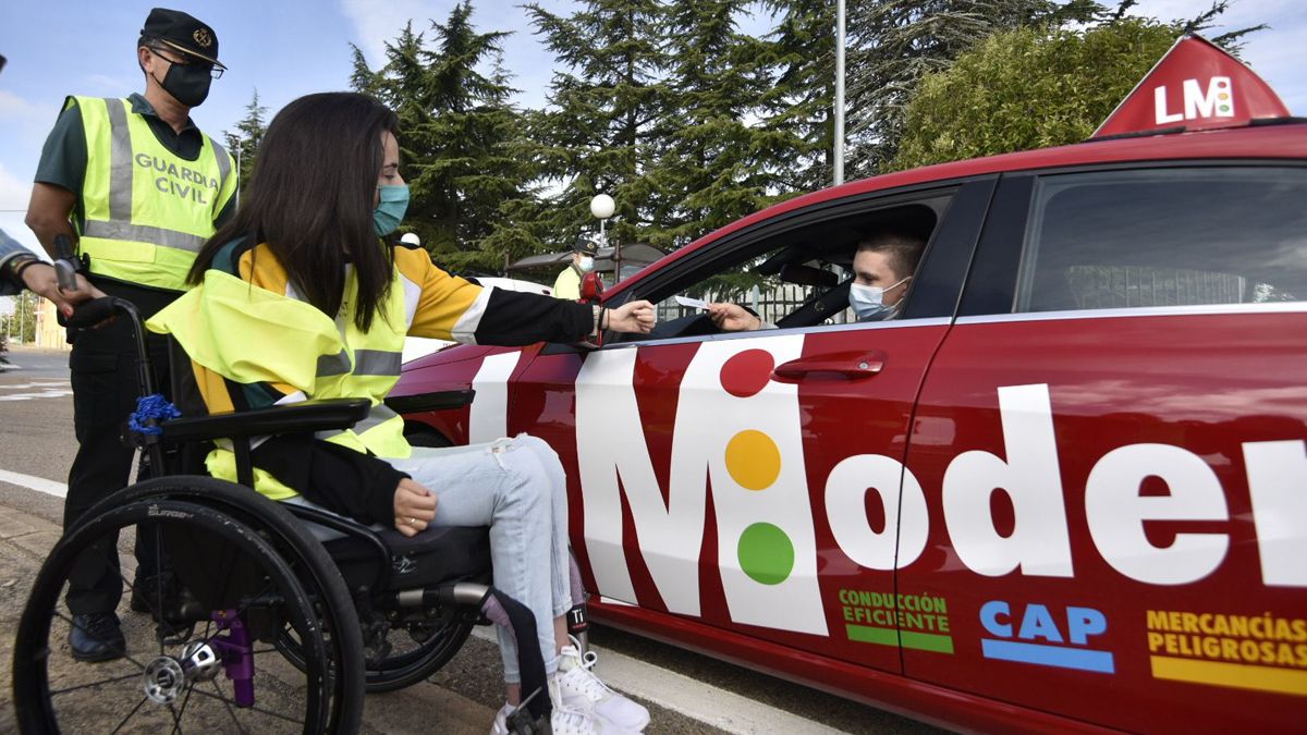 Sara Aller participa en la campaña de Aspaym para concienciar sobre los riesgos de la velocidad al volante. | SAÚL ARÉN