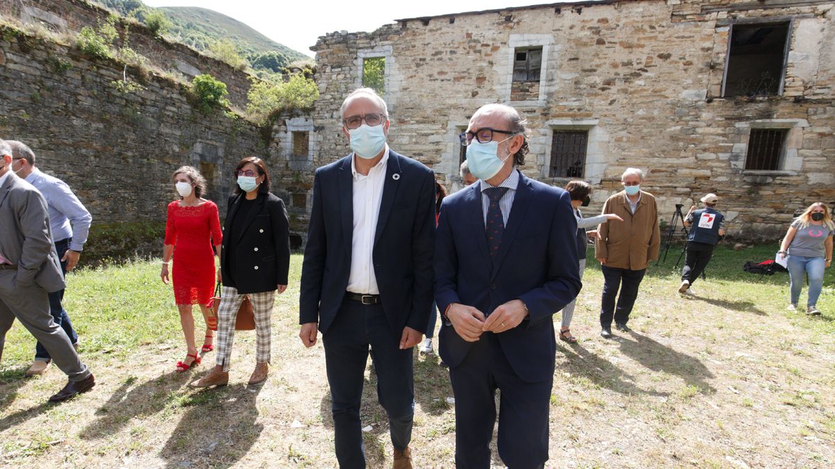 El consejero Javier Ortega, junto al alcalde en la inauguración del curso en el monasterio de Montes.| Ical