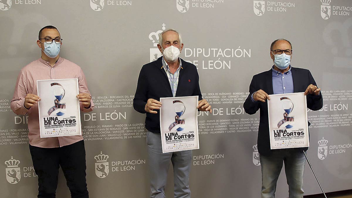 David Fuertes, Matías Llorente y Balbino Ferrero posan con el cartel. | ICAL