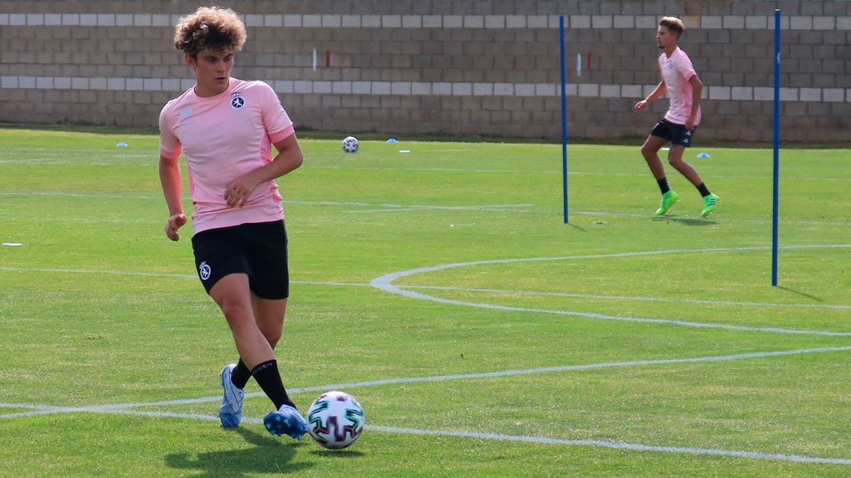 Marcos da un pase durante el primer entrenamiento en el Área. | CYD