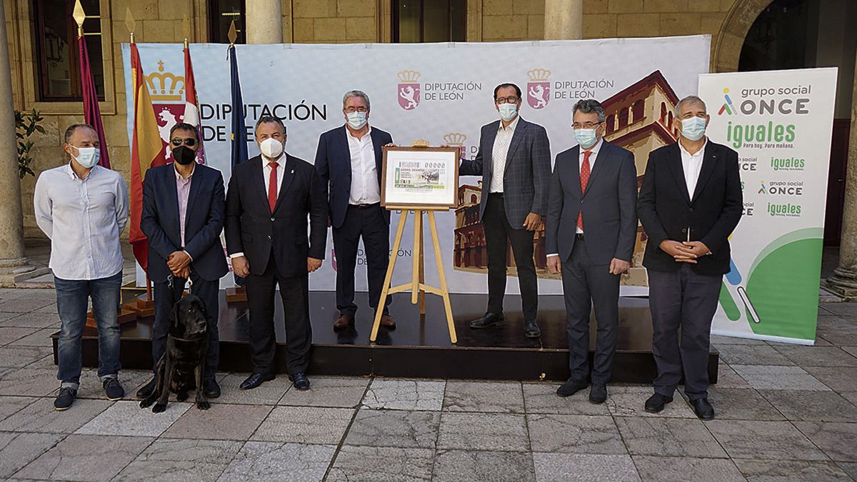 Foto de familia de la presentación del cupón en la Diputación provincial.