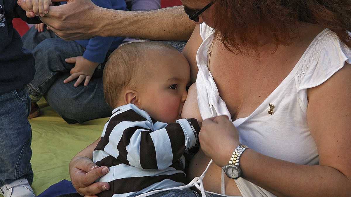 Una madre amamanta a su bebé durante una jornada de promoción de lactancia materna. | L.N.C.