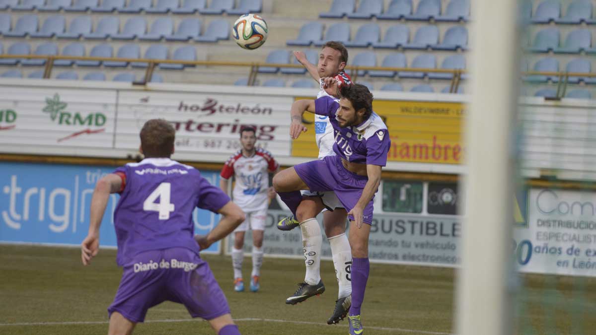 Aketxe pelea un balón aéreo frente al Burgos la campaña pasada. | MAURICIO PEÑA