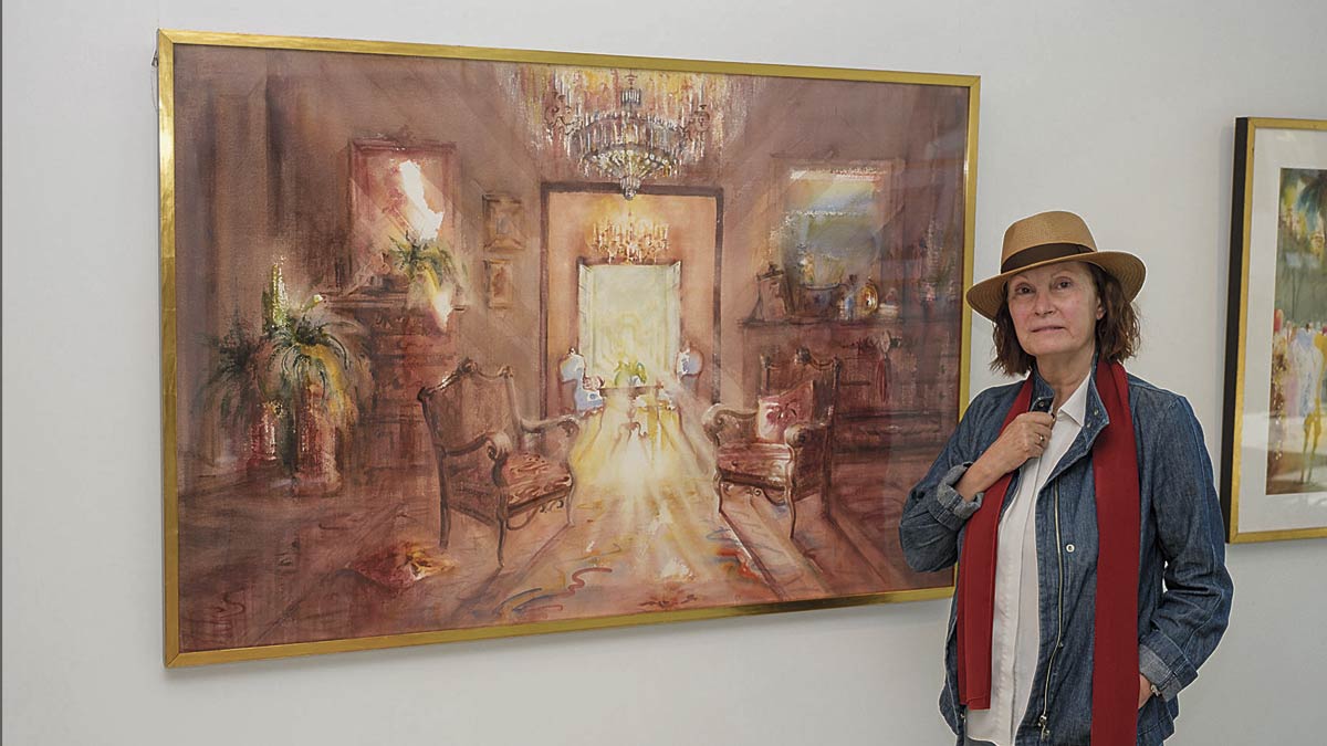 La artista ante el cuadro de un salón, que fue premio Villaseñor. | VICENTE GARCÍA