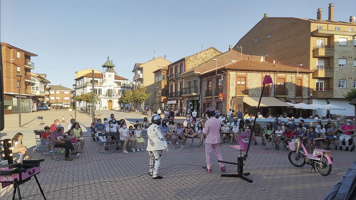 En la fotografía, el Gran Rufus durante un momento de su espectáculo ‘Pink Impact’ en La Robla. | AYTO. LA ROBLA