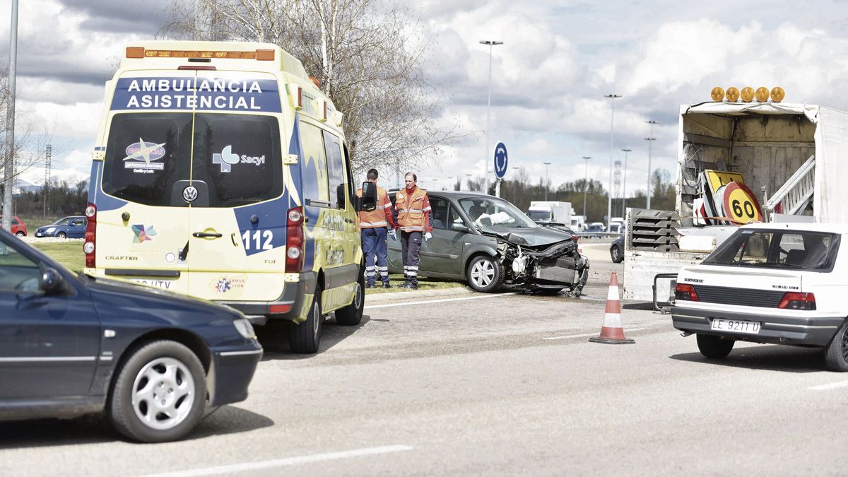 Imagen de archivo de un accidente de tráfico en León. | SAÚL ARÉN