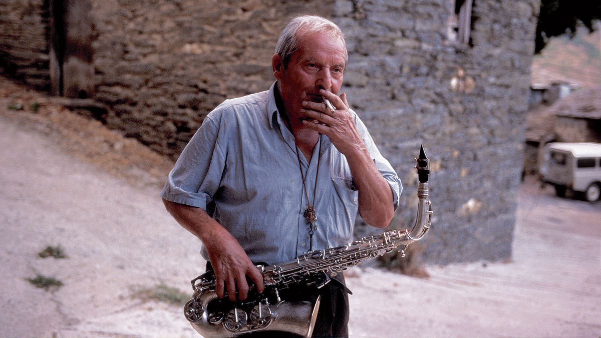 Sergio Álvarez entretenía muchas horas de su tiempo tocando el saxofón en Odollo, recordando sus años en la orquesta del pueblo. | CECILIA ORUETA