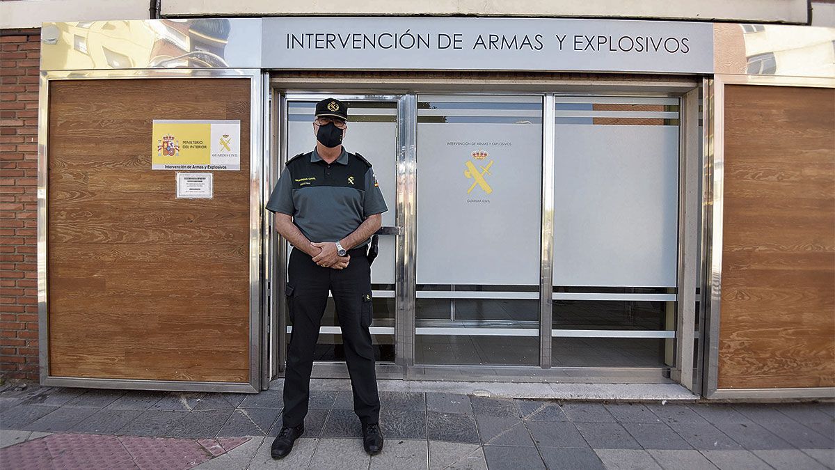 El teniente José Blanco Diez, responsable de la Intervención de Armas y Explosivos de la Guardia Civil de León. | SAÚL ARÉN