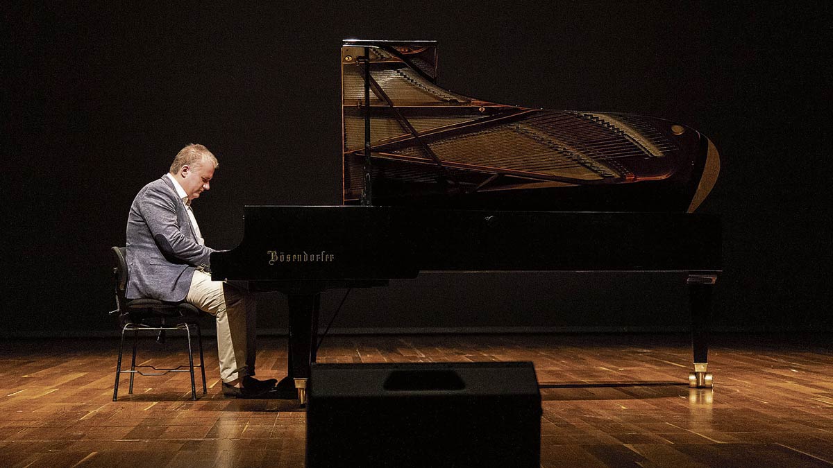 El pianista Josú de Solaun protagonizó una breve actuación tras la rueda de prensa de presentación del álbum ‘panDEMiCity’ en el Auditorio. | MARÍA DÍEZ