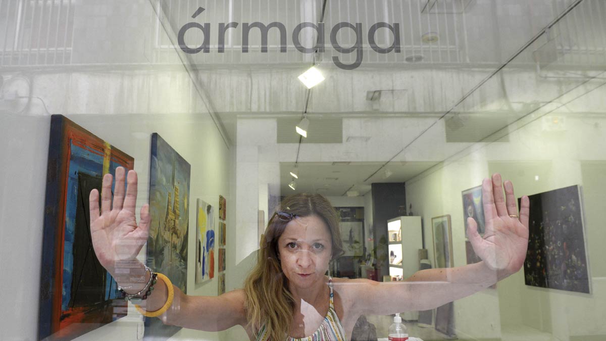 Marga Carnero regenta la galería de arte Ármaga ubicada en la céntrica calle de Alfonso V. | MAURICIO PEÑA