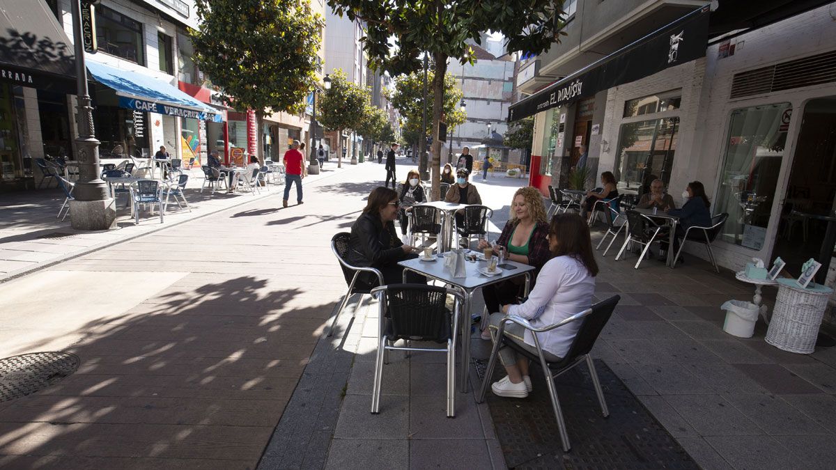 Terrazas de hostelería en una calle céntrica de Ponferrada. | Ical