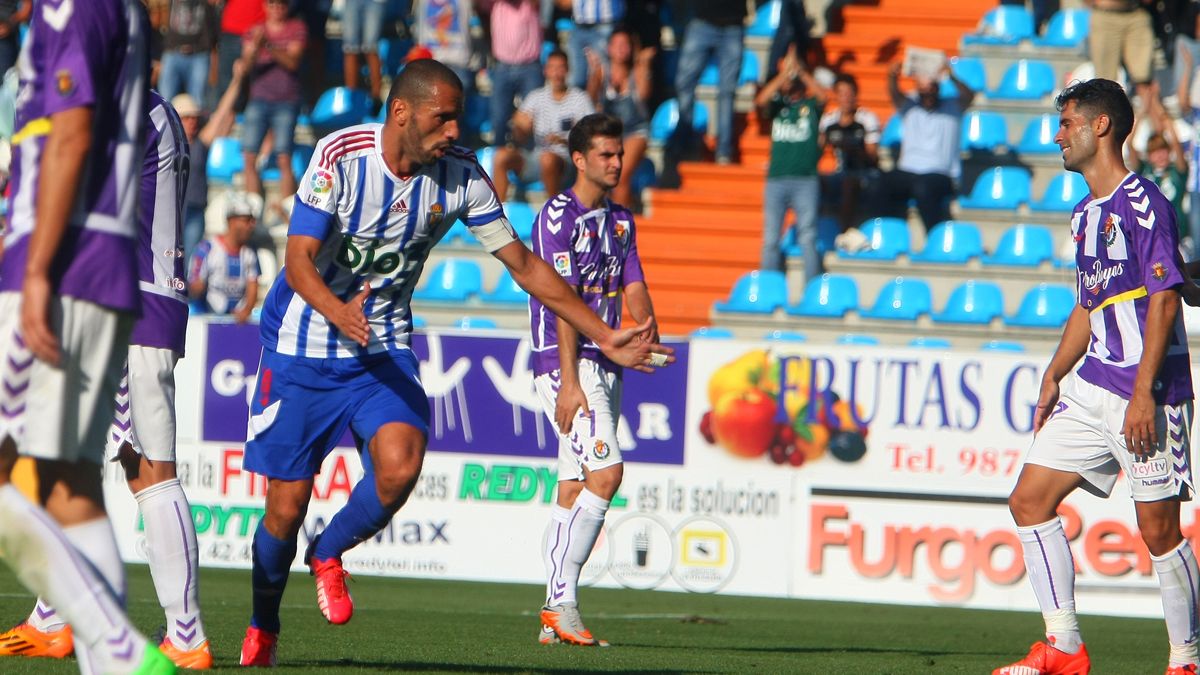 Alan Baró trata de despejar un balón en el partido de la temporada pasada ante el Valladolid. | CÉSAR SÁNCHEZ