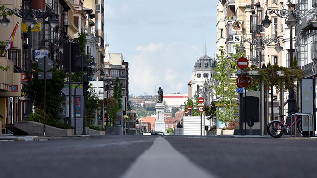 Imagen de la avenida de Ordoño II durante el confinamiento en 2020. | SAÚL ARÉN