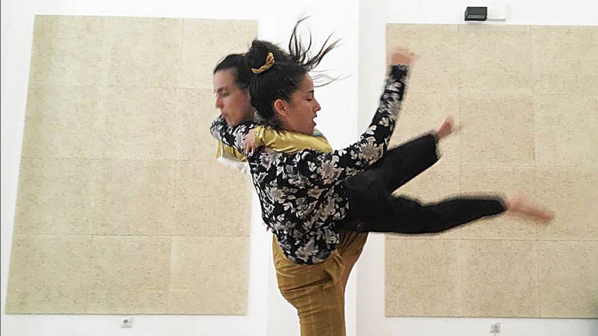 Javiera Paz y Julia Nicolau llevan a escena el trabajo del coreógrafo francés Arthur Bernard Bazin ‘desRoutes’.