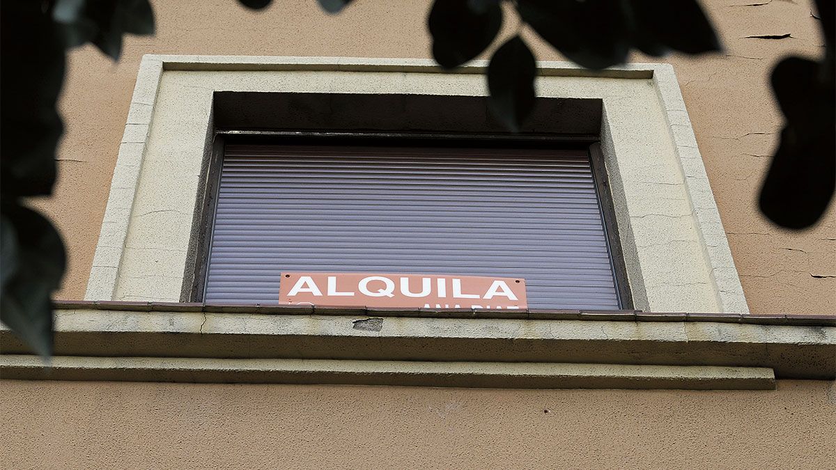 No es sencillo encontrar un cartel de ‘se alquila’ en León. | MAURICIO PEÑA