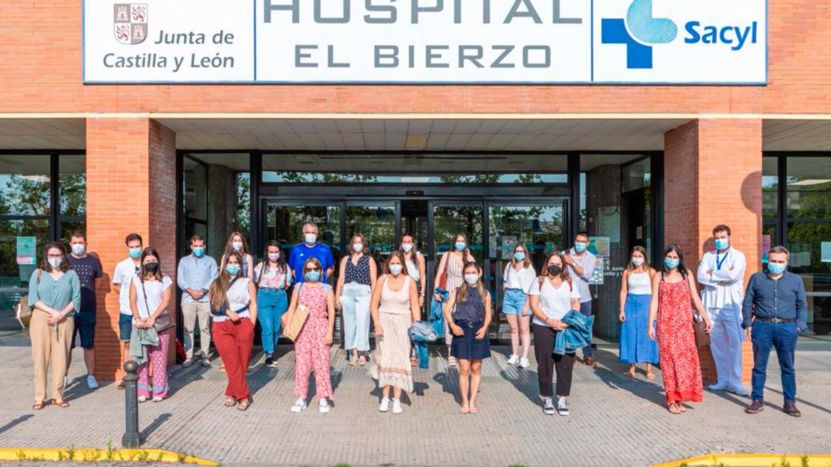 Foto de familia con los nuevos residentes y los responsables de la Gerencia.