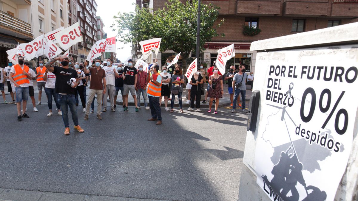 Protesta de trabajadores de LM a las puertas de la Fele, donde se procedía a la reunión con mediación del Serla.