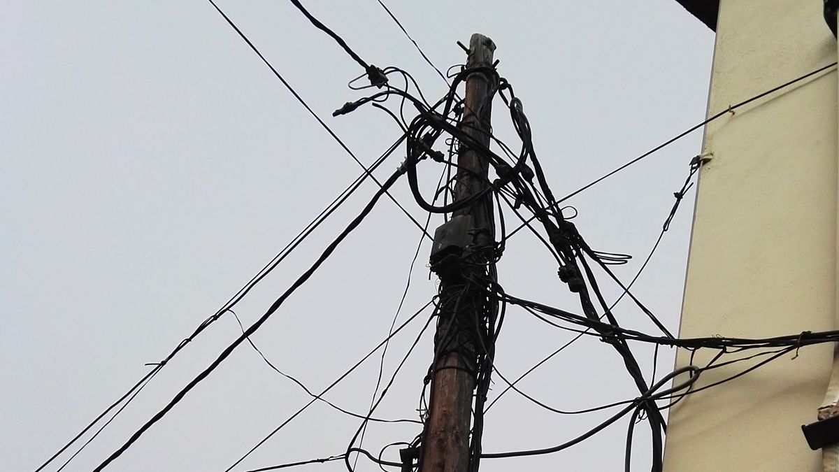 Maraña de cables de conexión telefónica en Trabadelo, en pleno Camino de Santiago, difundida por CB.