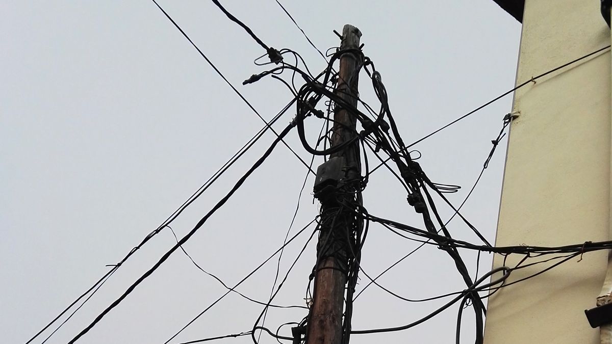 Maraña de cables de conexión telefónica en Trabadelo, en pleno Camino de Santiago, difundida por CB. Maraña de cables de conexión telefónica en Trabadelo, en pleno Camino de Santiago, difundida por CB.