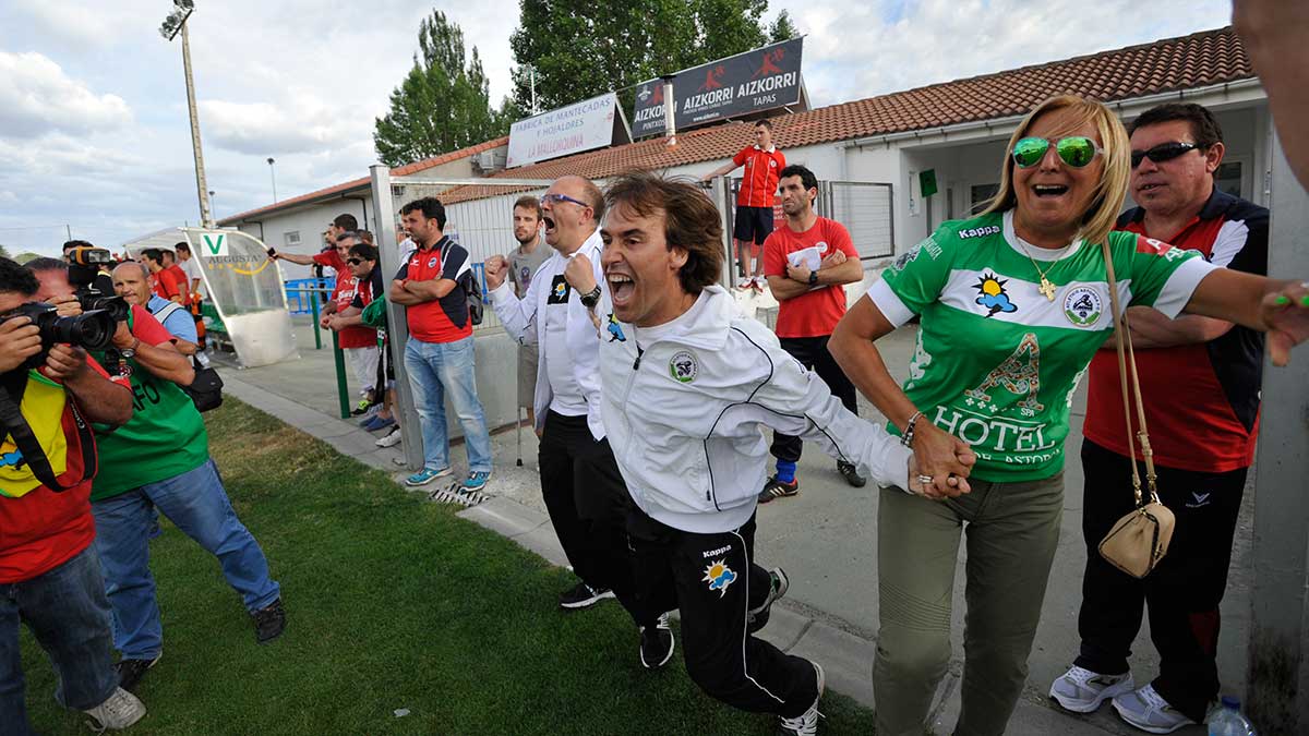 El ya ex entrenador del Astorga en el último partido de su equipo en La Eragudina | DANIEL MARTÍN El ya ex entrenador del Astorga en el último partido de su equipo en La Eragudina | DANIEL MARTÍN