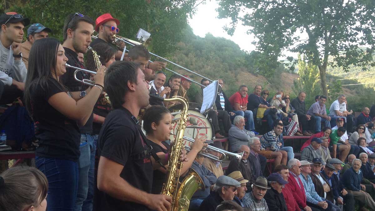 Una charanga con miembros de la Banda Municipal de Cistierna fueron a animar a Rodri, integrante de la misma, y ya animaron todo el corro. | F. FERNÁNDEZ