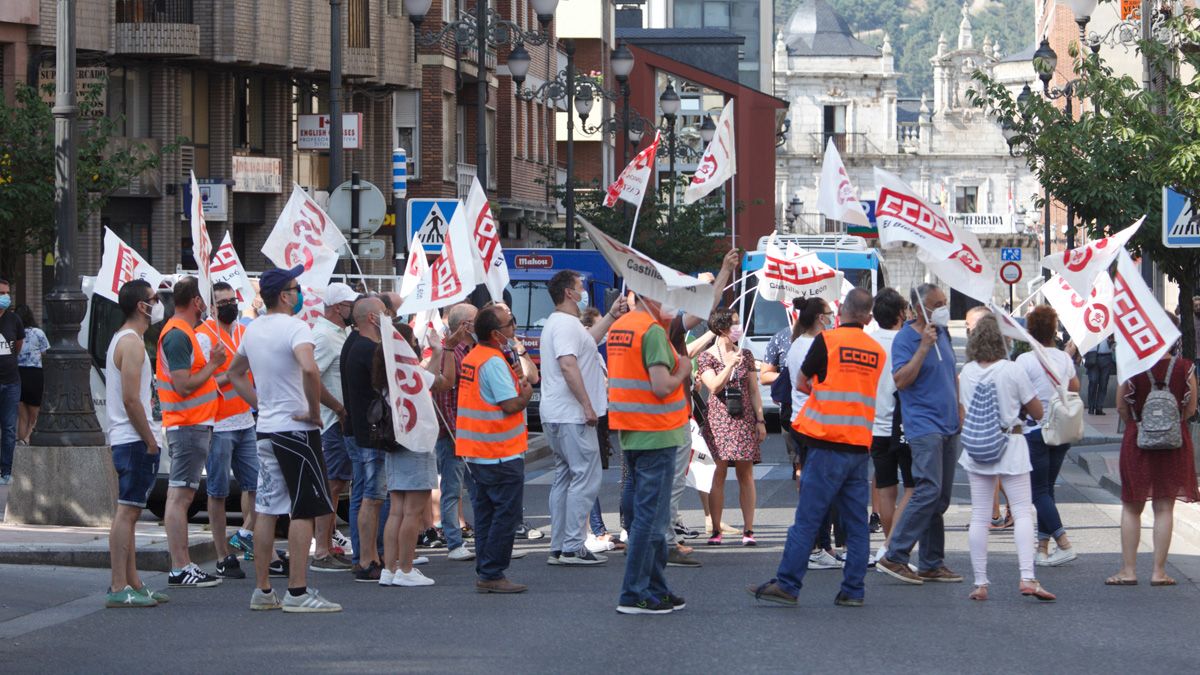 Un grupo de trabajadores en una de las protestas de esta semana en Ponferrada. | Ical