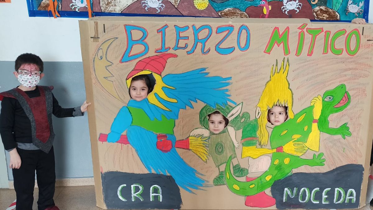 Niños del CRA de Noceda en una de las actividades, un photocall sobre personajes míticos del Bierzo.