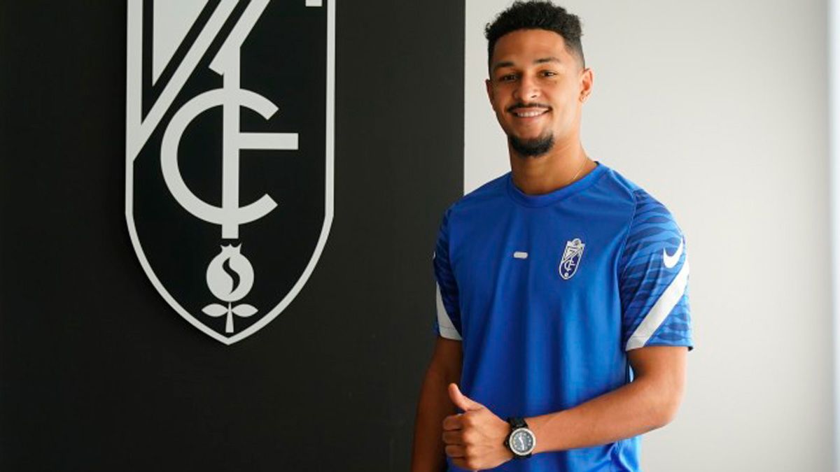 Theresin ya luce como nuevo jugador del Granada. | GRANADA CF Theresin ya luce como nuevo jugador del Granada. | GRANADA CF