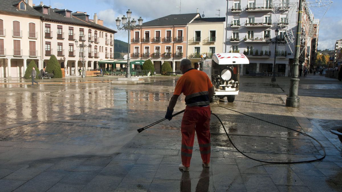 Imagen de archivo de trabajos de limpieza viaria en Ponferrada. | Ical