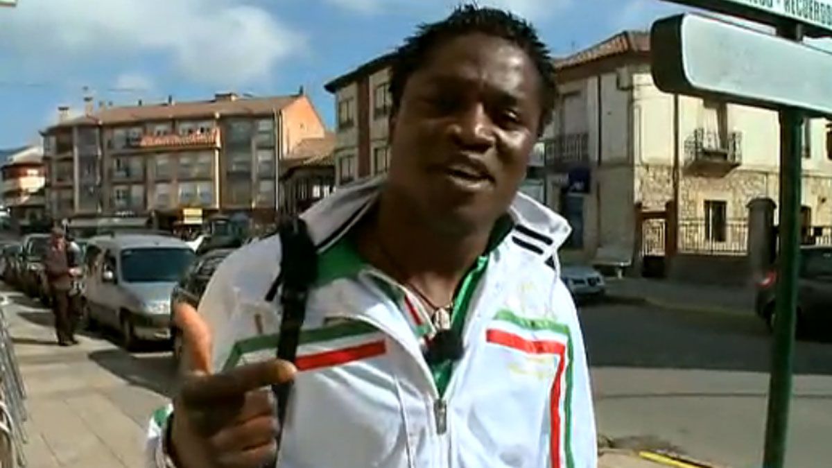 El joven luchador africano por las calles de Boñar cuando se rodó el programa de Televisión Española ‘Destino España’, en el protagonizó un capítulo.