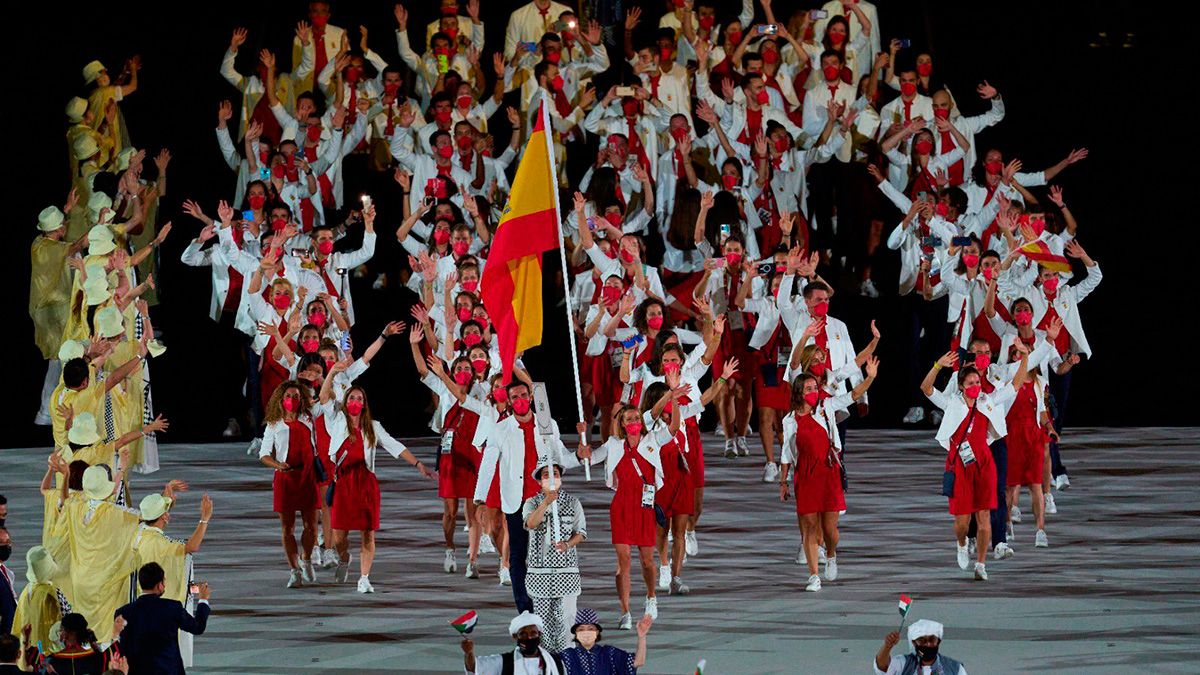 El equipo español en su momento de salir al desfile de delegaciones. | COE