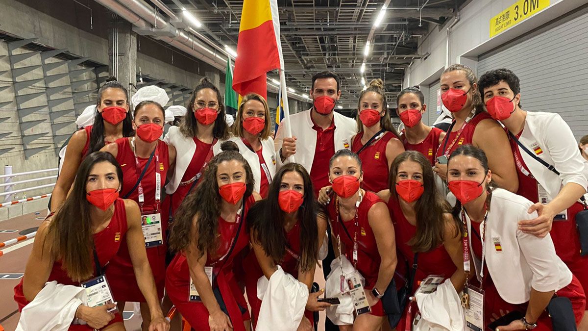 Mireya González y el resto del equipo de balonmano femenino junto a los abanderados.