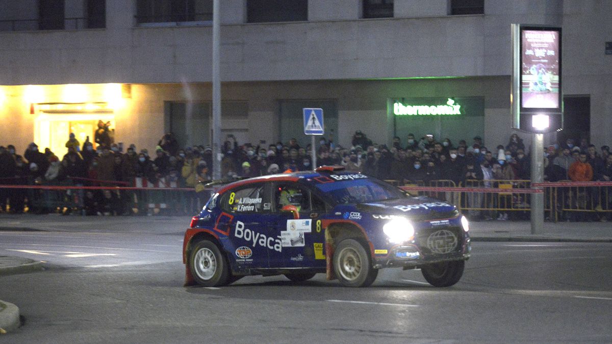 Los agentes inspeccionan el coche que se salió durante el rally de La Coruña. | ABC.ES