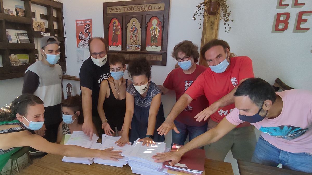 Imagen de miembros de la plataforma, con el listado de alegaciones contra los macroparques.