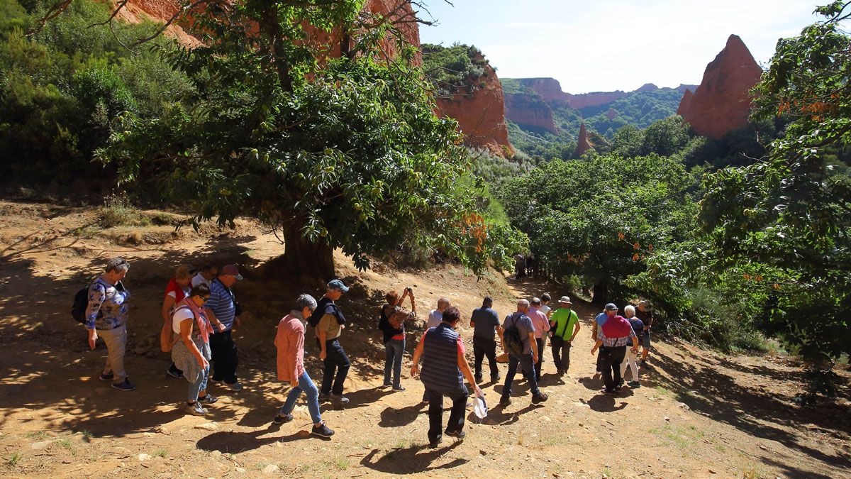 Grupo de visitantes en Las Médulas en imagen de archivo.