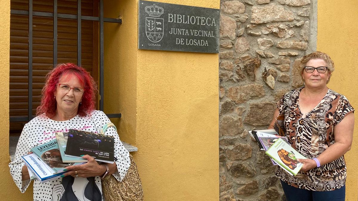 Amparo Villadandos, presidenta de la Junta Vecinal, y Maribel Travieso, ante la biblioteca local.