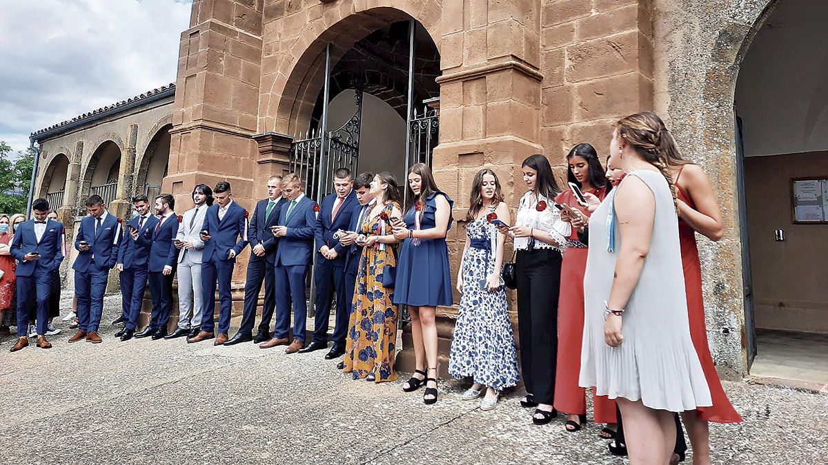 El día de Santiago, a las puertas de la iglesia como manda la tradición. Foto de familia de los ¡Quintos del 21!, 18 de los 24 de la quintada. | ALBERTO DÍEZ