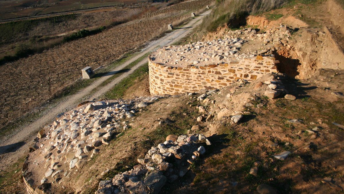 Imagen de dos cubos de la muralla de Castro Ventosa. | L.N.C.