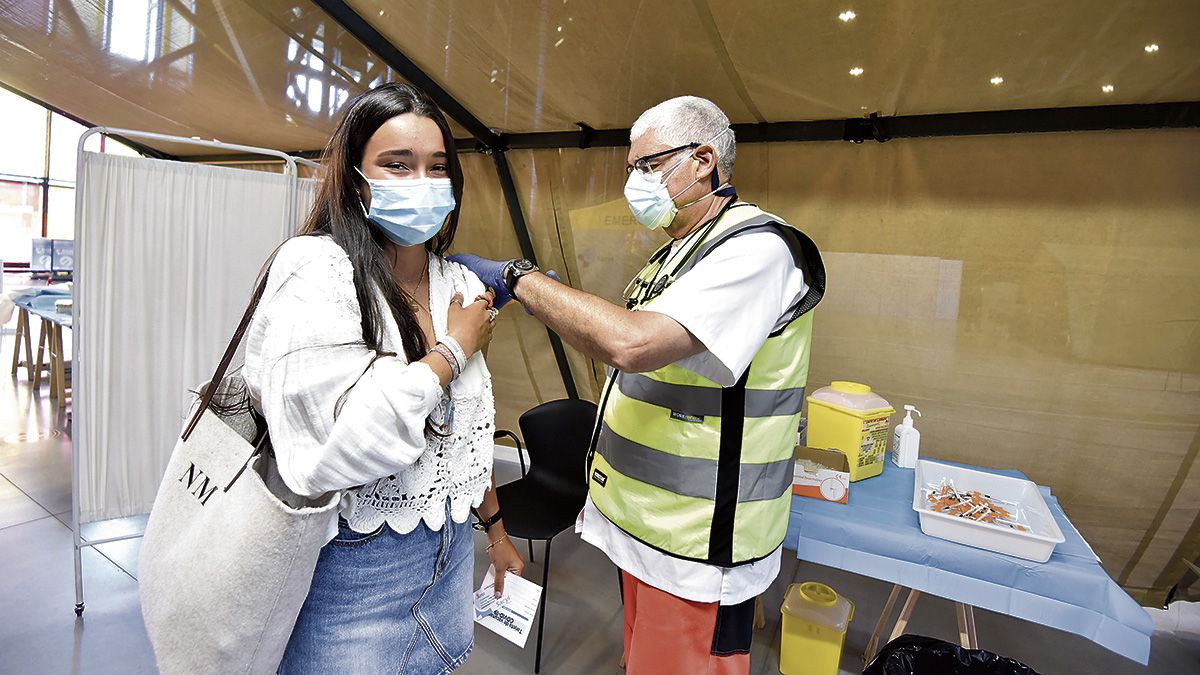 Juan Carlos este miércoles vacunando en el Palacio de Exposiciones donde estos días es el turno de los jóvenes. | SAÚL ARÉN