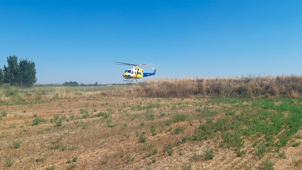 Un helicóptero cogiendo agua en el canal de riego de Villademor de la Vega. | L.N.C.