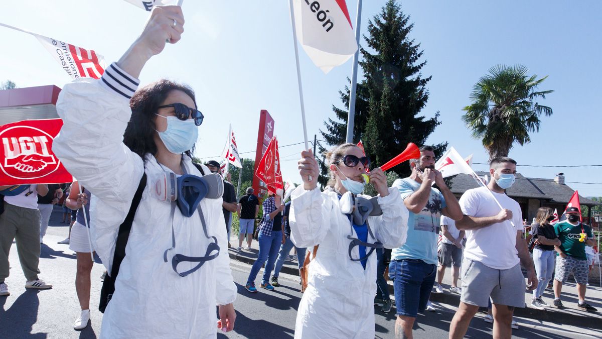 Trabajadores, este miércoles en Ponferrada protestando por los despidos.| Ical