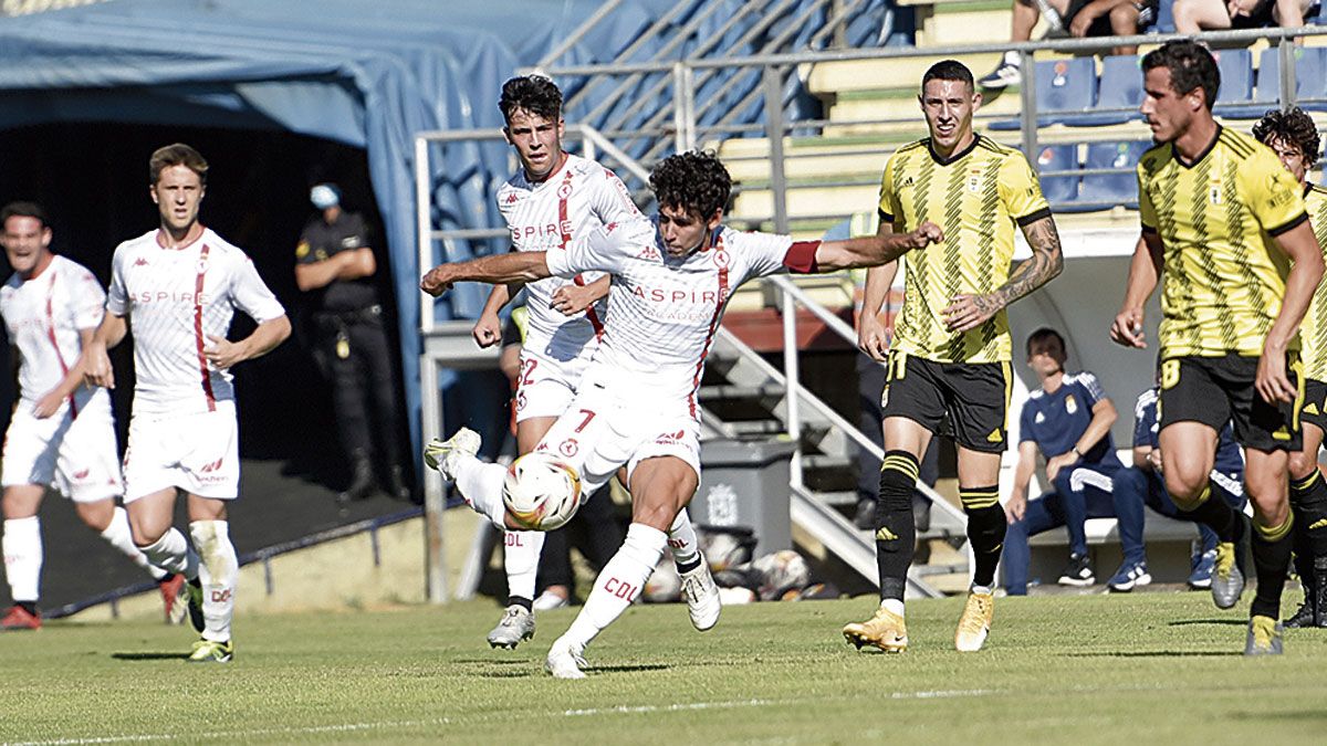 Aarón hizo con este 'zapatazo' el primer gol de la Cultural. | SAÚL ARÉN