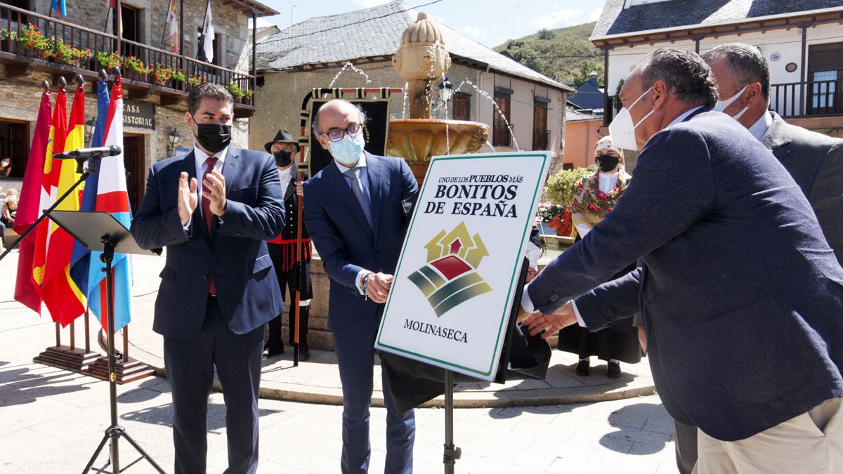 El consejero, el alcalde y demás autoridades en el acto celebrado este viernes. | Ical El consejero, el alcalde y demás autoridades en el acto celebrado este viernes. | Ical