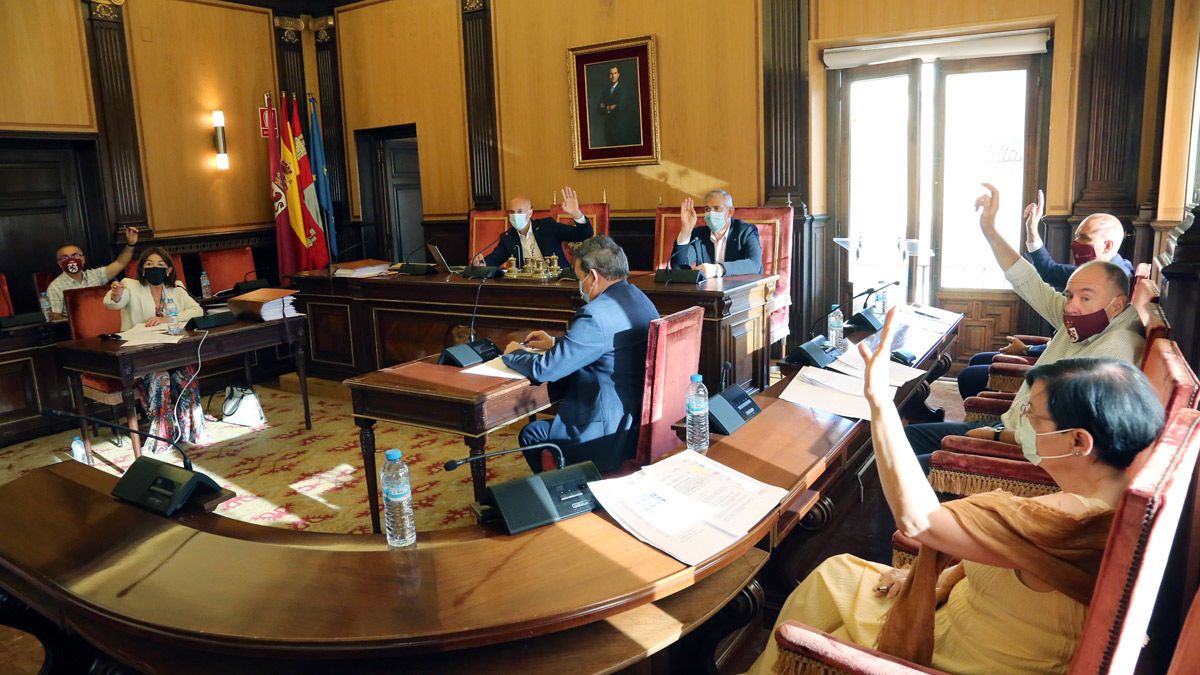 Un instante de una de las votaciones del pleno celebrado este viernes en el Ayuntamiento de León. | L.N.C.