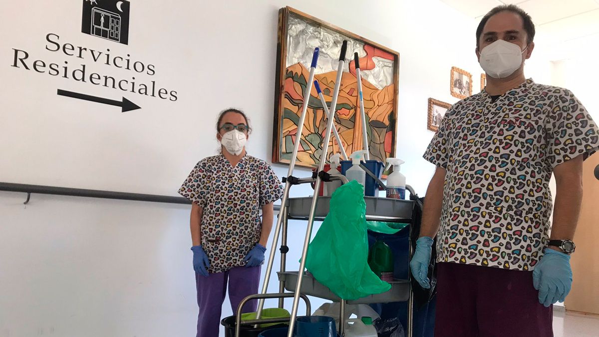 Ana Isabel y Mario en sus puesto de trabajo. | ASPRONA BIERZO